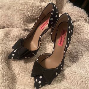 Betsy Johnson polka dot with bow heels! Perfect for work and a night on the town